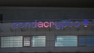 Neon zondacrypto. Zdj. ilustracyjne. Fot. PAP/Radek Pietruszka