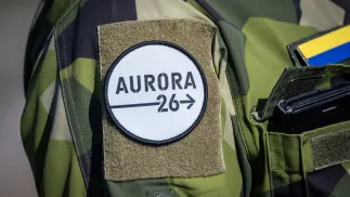 Емблема Aurora на рукаві солдата під час бойового показу в рамках дня для преси на військових навчаннях Aurora-2026 у Швеції. Fot. PAP/EPA/JOHAN NILSSON
