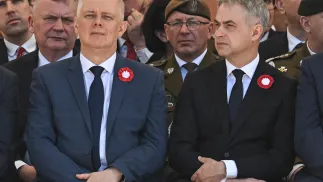 Tomasz Siemoniak i Krzysztof Gawkowski podczas uroczystości na Placu Zamkowym w Warszawie Fot. PAP/Radek Pietruszka
