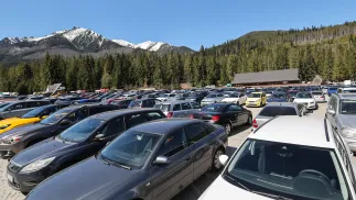 Zapełniony parking w Palenicy Białczańskiej, skąd prowadzi m.in. jeden z najpopularniejszych szlaków nad Morskie Oko. Fot. PAP/Grzegorz Momot