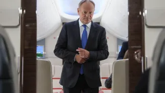 Premier Donald Tusk w samolocie rządowym, fot. PAP/Leszek Szymański