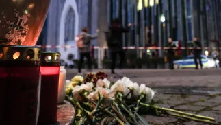 Lipsk. Znicze i kwiaty w pobliżu miejsca, gdzie doszło do tragedii, fot. PAP/EPA/Filip Singer