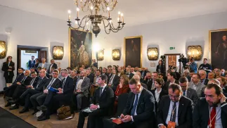 Учасники Польсько-Українського історичного конгресу в Баранові-Сандомирському. В першому ряду Тимчасовий повірений у справах Республіки Польща в Україні Пьотр Лукасєвич (перший праворуч) і посол України в Польщі Василь Боднар (другий праворуч). Баранів-Сандомирський Fot. PAP/Darek Delmanowicz