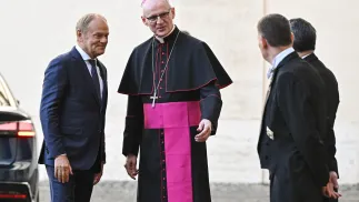 Premier Donald Tusk i prefekt Domu Papieskiego abp Petar Rajic. Fot. PAP/Radek Pietruszka