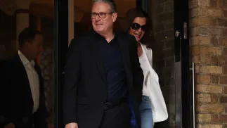 Premier Wielkiej Brytanii Keir Starmer z żoną Victorią. Fot. PAP/EPA/NEIL HALL