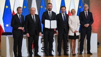 Umowa dot. programu SAFE podpisana. Fot. PAP/Marcin Obara