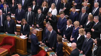 Peter Magyar i posłowie podczas sesji inauguracyjnej nowego parlamentu, fot. PAP/EPA/MTI/Zsolt Szigetvary