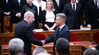 Tamas Sulyok i Peter Magyar w węgierskim parlamencie, fot. PAP/EPA/MTI/TAMAS PURGER