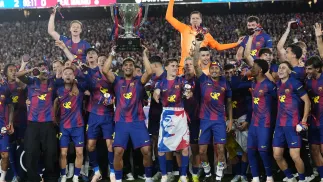 Piłkarze FC Barcelony celebrują zdobycie mistrzostwa Hiszpanii po wygranym meczu z Realem Madryt, fot. PAP/EPA/EFE/SIU WU