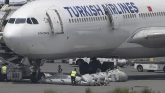 Samolot linii Turkish Airlines na lotnisku w Katmandu, fot. PAP/EPA/NARENDRA SHRESTHA