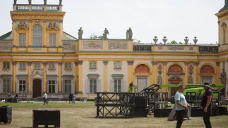 Demontaż sceny przed Pałacem w Wilanowie w Warszawie po weekendowej imprezie techno. Fot. PAP/Leszek Szymański