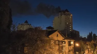 Уламки збитого російського дрона впали на дах багатоповерховівки в Києві, Україна. 12 травня 2026 р. Fot. PAP/EPA/MAXYM MARUSENKO