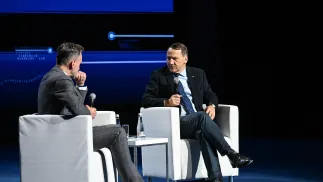 Wicepremier, minister spraw zagranicznych Radosław Sikorski i dziennikarz Piotr Kraśko. Fot. PAP/Marcin Bielecki