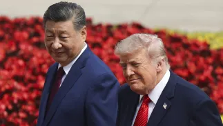 Xi Jinping (L) i Donald Trump (P). Fot. EPA/Maxim Shemetov / POOL