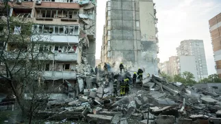 Пошуки людей під завалами житлового будинку в Дарницькому районі Києва. Fot. PAP/Vladyslav Musiienko