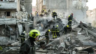 Poszukiwania osób pod gruzami bloku mieszkalnego w dzielnicy Darnica w Kijowie. Fot. PAP/Vladyslav Musiienko