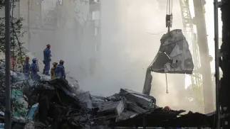 Zniszczenia po rosyjskim ataku z 14 maja Fot. PAP/EPA/SERGEY DOLZHENKO