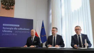 Голова правління Budimex Артур Попко (праворуч), голова правління Polimex Mostostal Якуб Стипула (посередині) та заступник голови правління AMW SINEVIA Славомір Склад (ліворуч) під час підписання угоди на пресконференції "Синергія для відбудови України – угода польських компаній". Fot. PAP/Paweł Supernak