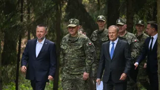Premier Donald Tusk oraz szef MSWiA Marcin Kierwiński odwiedzili w piątek Ośrodek Konferencyjno-Szkoleniowy Straży Granicznej „Strażnica” w Otwocku. Fot. PAP/	Piotr Nowak