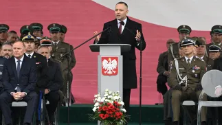 Президент Республіки Польща Кароль Навроцький (у центрі) під час центральних урочистостей з нагоди Дня прикордонної служби Польщі на Замковій площі в Любліні. Fot. PAP/Wojtek Jargiło