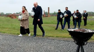Marek Isztok (2L) z Centrum Historii i Kultury Romów i Sabina Kwiatkowska (L) podczas upamiętnienia 82. rocznicy buntu Romów w "Zigeunerlager" Fot. PAP/Jarek Praszkiewicz