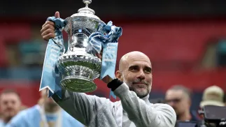 Guardiola celebrujący zdobycie swojego ostatniego trofeum jako trener Manchesteru City, angielskiego FA Cup, fot. PAP/EPA/NEIL HALL