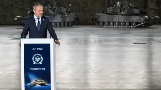 Premier Donald Tusk przemawia na terenie WZL w Dęblinie, fot. PAP/Wojtek Jargiło