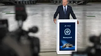 Дональд Туск выступает на территории WZL-1 в Демблине. Fot. PAP/Wojtek Jargiło