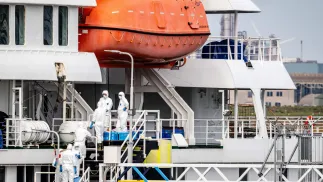 Służby na pokładzie MV Hondius w Rotterdamie, fot. PAP/EPA/ANP/JEFFREY GROENEWEG