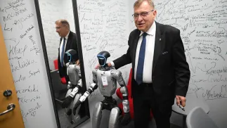 Rektor AGH prof. Jerzy Lis oraz humanoidalny robot Centrum Doskonałości Sztucznej Inteligencji AGH - Barbara. Fot. PAP/Marcin Obara