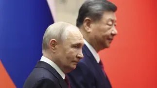 Prezydent Rosji Władimir Putin (po lewej) i prezydent Chin Xi Jinping (po prawej). Fot. PAP/EPA/Maxim Shemetov / POOL