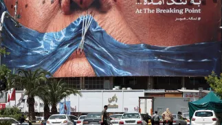Antyamerykański billboard przedstawiającym prezydenta USA Donalda Trumpa i Cieśninę Ormuz na placu Valiasr w Teheranie Fot. PAP/EPA/ABEDIN TAHERKENAREH