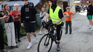 Influencer Piotr Hancke, znany jako Łatwogang (C) na trasie charytatwynego przejazdu rowerowego z Zakopanego do Gdańska. Fot. PAP/Grzegorz Momot