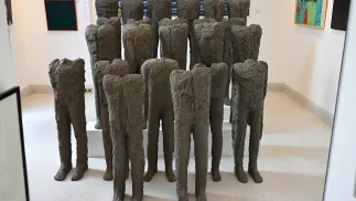 Konstrukcja "Bambini" autorstwa Magdaleny Abakanowicz zaprezentowana na wystawie przedaukcyjnej w Domu Aukcyjnym Polswiss Art w Warszawie, 26 bm. (rp/mgut) PAP/Radek Pietruszka
