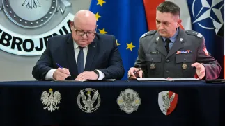 Podpisanie umów w ramach SAFE w siedzibie Agencji Uzbrojenia w Warszawie. Fot. PAP/Piotr Nowak