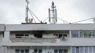 Житловоий будинок в місті Галац, Румунія, у який влучив російський дрон. Fot. PAP/EPA/ROBERT GHEMENT