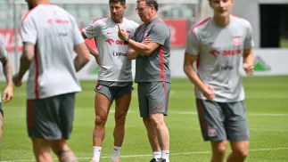 Selekcjoner reprezentacji Polski Jan Urban i piłkarz Robert Lewandowski. Fot. PAP/Maciej Kulczyński