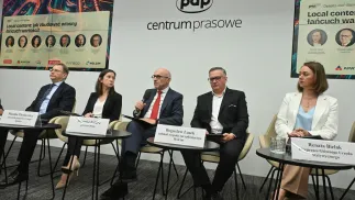  Prezes PGE Dariusz Lubera (L), rzeczniczka prasowa Grupy Apator Monika Pietkiewicz (2L), prezes Orlenu Ireneusz Fąfara (3L), członek zespołu zarządzającego Holcim Bogusław Lasek (4L), wiceprezes GUS Renata Bielak (5L) Fot. PAP/Piotr Nowak
