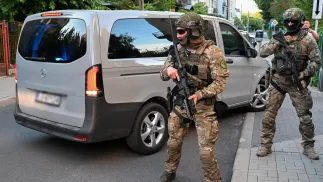 Kolumna z podejrzanym o zabójstwo podjeżdża pod budynek prokuratury w Lublinie Fot. PAP/Wojtek Jargiło