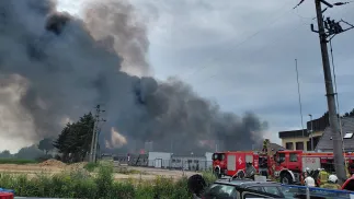 Pożar zakładu produkcyjnego w miejscowości Charnowo koło Ustki Fot. PAP/KM PSP w Słupsku