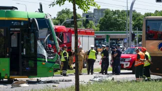 Miejsce zderzenia autobusu z tramwajem. Fot. PAP/Jakub Kaczmarczyk