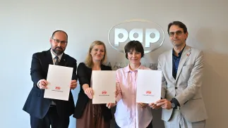 Dyrektor generalny PAP Marek Błoński (L), rektor Uniwersytetu Łódzkiego prof. dr hab. Rafał Matera (P), prezes zarządu Fundacji Polskiej Agencji Prasowej Magdalena Chodak (2P) oraz członek zarządu Fundacji Polskiej Agencji Prasowej Magdalena Żuk (2L).  Fot. PAP/Radek Pietruszka