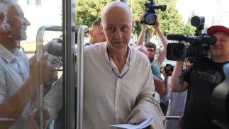 Były ordynator Oddziału Chirurgii w Szpitalu Południowym dr Emil Jędrzejewski (C). Fot. PAP/Paweł Supernak