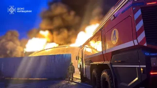 Тушение пожара после российских атак в районе Борисполь под Киевом. Fot. Facebook/ДСНС України