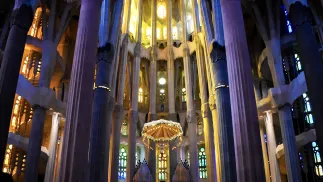 Wnętrze Sagrada Familia. Źródło Wkipedia Commons/Julian Lupyan