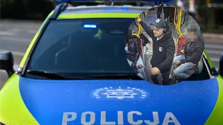 Radiowóz, poszukiwany mężczyzna. Fot. PAP/Darek Delmanowicz/Stołeczna policja