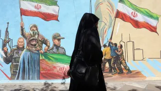 Zamaskowana Iranka przechodzi obok muralu na ulicy w Teheranie Fot. PAP/EPA/ABEDIN TAHERKENAREH
