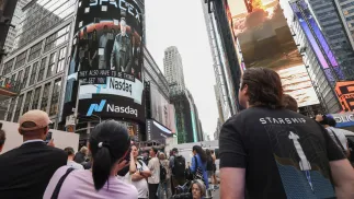 Elon Musk na telebimie wygłasza przemówienie przed debiutem swojej firmy na giełdzie Nasdaq w Nowym Jorku. Fot. PAP/EPA/	PAP/EPA/SARAH YENESEL