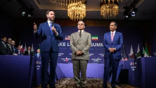 JD Vance, Shehbaz Sharif, Sheikh Mohammed bin Abdulrahman. Fot. PAP/EPA/FABRICE COFFRINI 