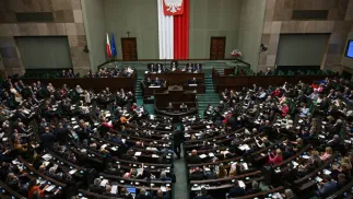 Posłowie na sali posiedzeń Sejmu. Fot. PAP/Radek Pietruszka